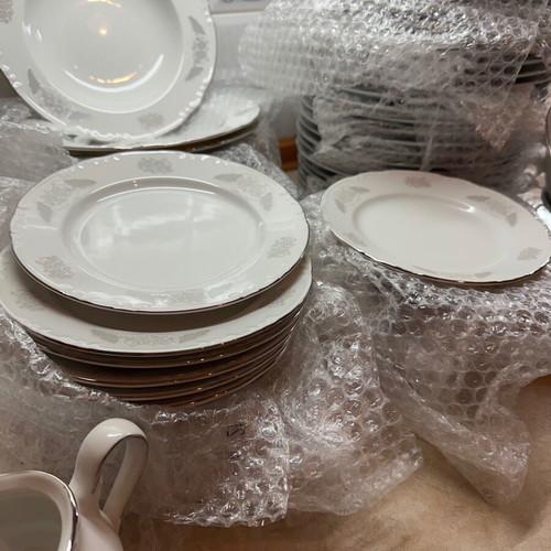 Karlovarský Porcelán Thun 1974 porcelain dinnerware set, complete 74 pieces