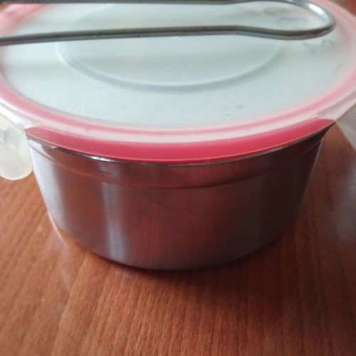 Food bowl like new with lid