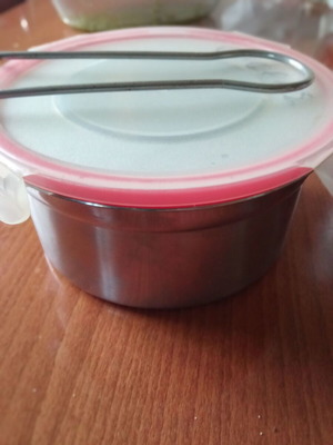 Food bowl like new with lid