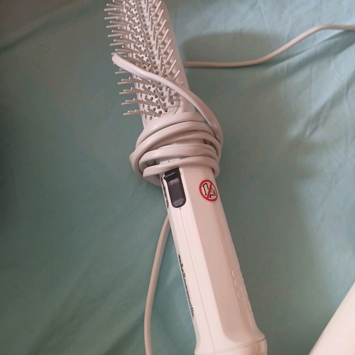 Electric hair brushes like new, set of 2, one regular and one round