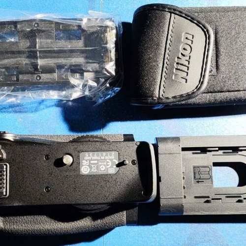 Nikon MB-D10 Multi-Power Battery Pack like new