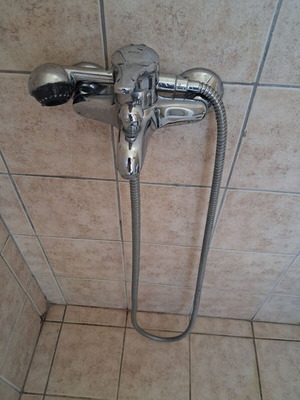 Bathroom faucets used, set of 2 with sink
