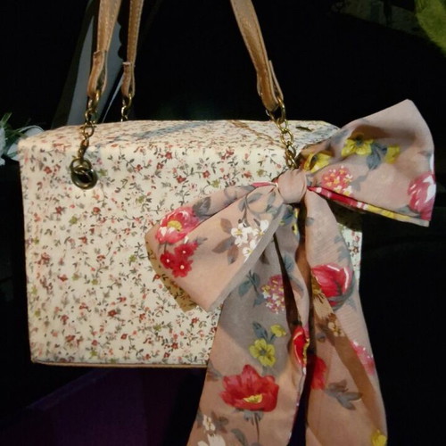 Handbag printed with bow like new, beige and red
