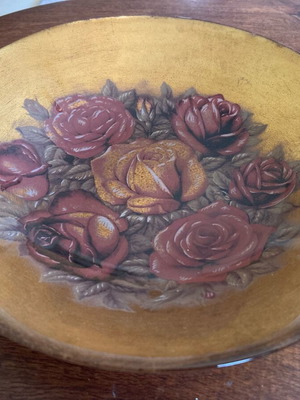 Decorative glass bowl used with roses