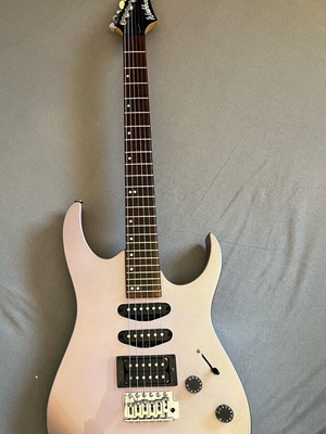 Washburn electric guitar Model WR 150 like new, Metallic Purple Finish