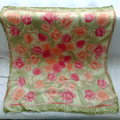 Headscarf used, size 95/85 cm