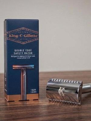 King C. Gillette DE Safety Razor with Five Blades Like New