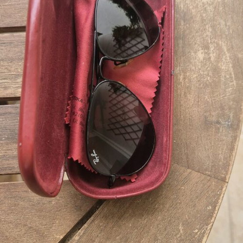 Γυαλιά ηλίου Ray-Ban μεταχειρισμένα, μεταλλικός μαύρος σκελετός, σκούροι φακοί