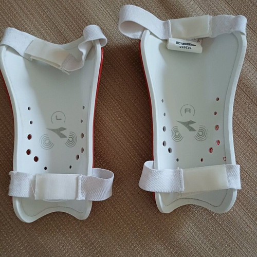 Diadora football shin guards No L in very good condition