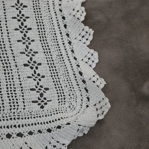 Knitted tablecloth like new 127x104 cm