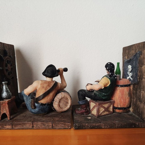 Set of 2 vintage pirate bookends in excellent condition
