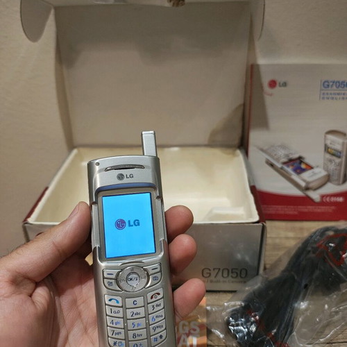 LG G7050 used with box, charger and papers