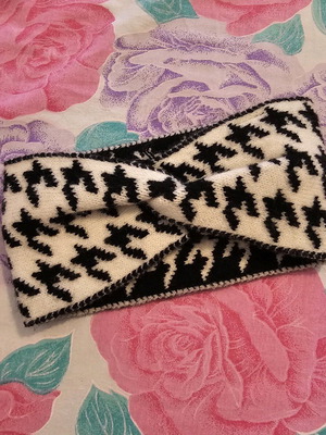 Knitted headband like new, pied-de-poule pattern, 100% viscose