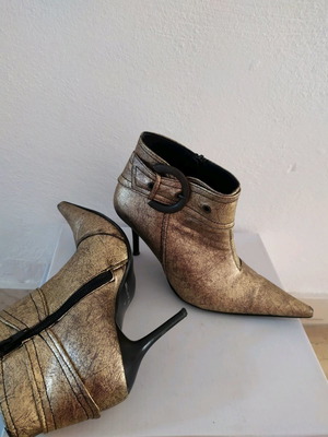 Elite ankle boots size 36 used, gold with black veins and buckle design