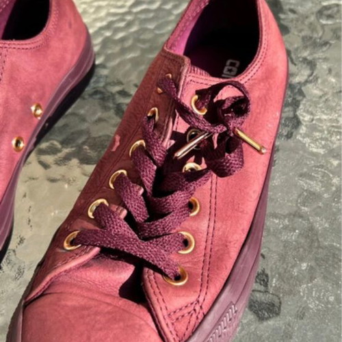 Converse athletic shoes burgundy size 39 like new