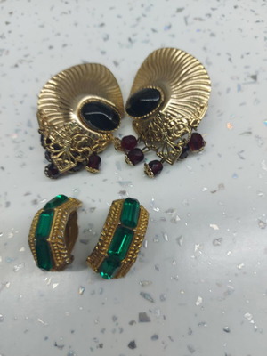 Vintage earrings used, 2 pairs