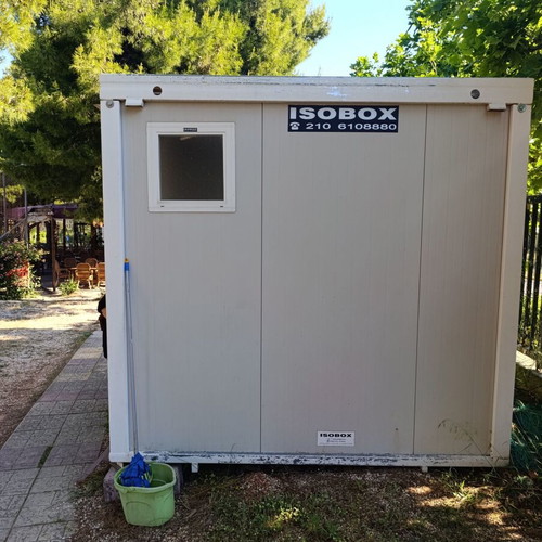Isobox Toilets like new, prefabricated unit with 4 WC and 2 aluminum doors