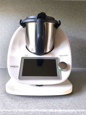Thermomix 2019 like new with accessories and service