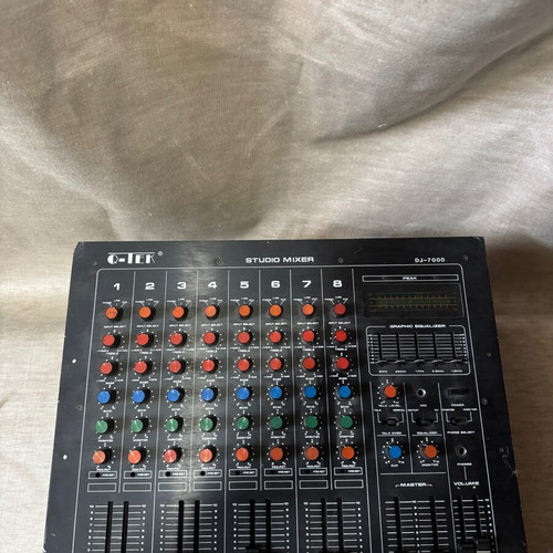 Vintage Q-TEK DJ-7000 Studio DJ Mixer like new, 8 channels