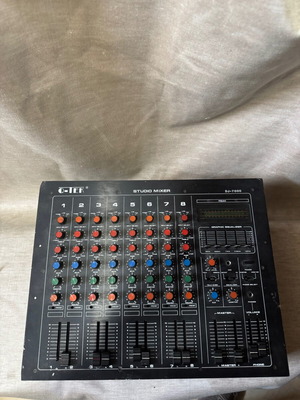 Vintage Q-TEK DJ-7000 Studio DJ Mixer like new, 8 channels