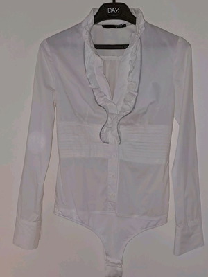 AMA white bodysuit shirt like new with ruffles and elastic waist