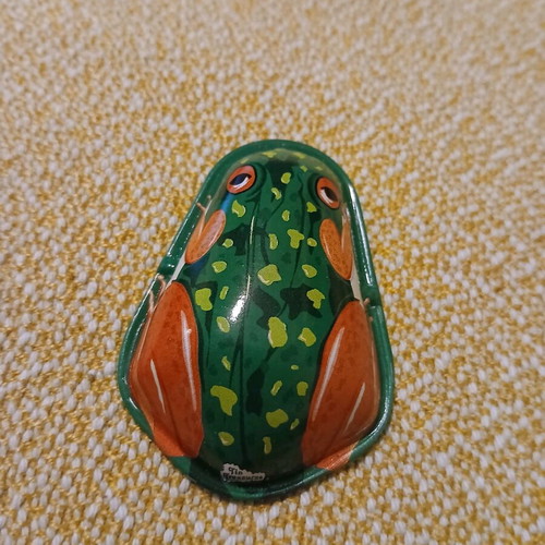 Frog toy with tin sound new children's toy