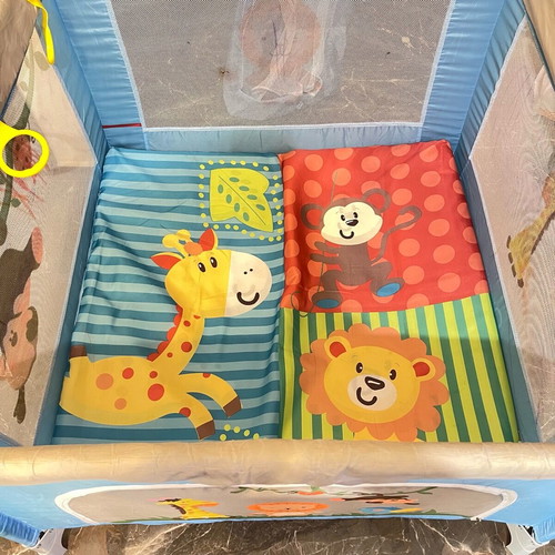 Lionelli Playpen like new with extra Hauck mattress