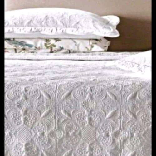 King size quilt cotton embossed design with two large pillowcases new