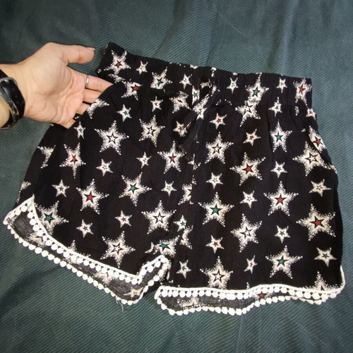 Women's summer shorts like new with star print and pom-pom trim