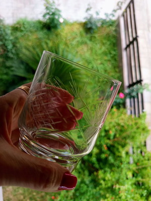 Vintage crystal whiskey glasses set of 6 like new with embossed design