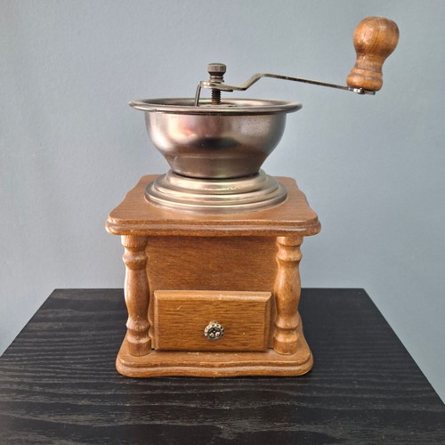 Vintage wooden manual coffee grinder like new with drawer