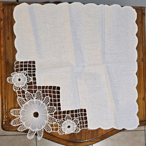 Decorative lace and flower set of 4 square pieces like new