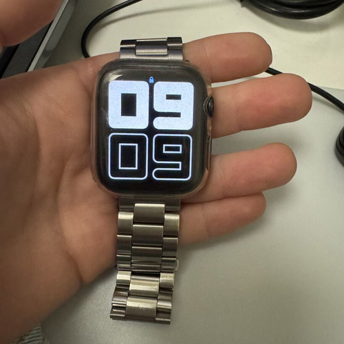 Apple Watch SE 44mm like new with 2 straps and screen protector