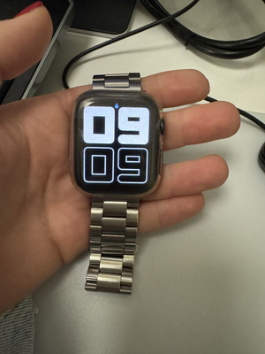 Apple Watch SE 44mm like new with 2 straps and screen protector