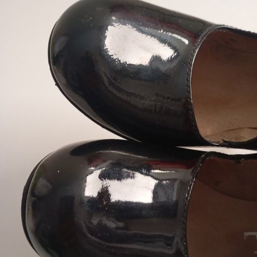 Paco Gil women's pumps size 35.5 like new black and gold