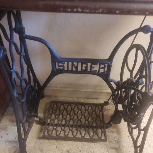 Singer 1922 sewing machine used, functional with papers