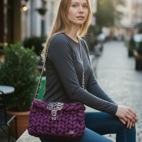 Shoulder bag handmade with marshmallow yarn, new, purple