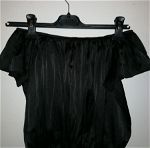 Μαύρη off-shoulder σατέν κοντομάνικη μπλούζα
