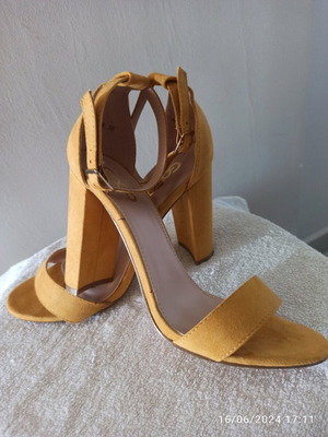 Suede sandal new with thick heel, yellow, size 38