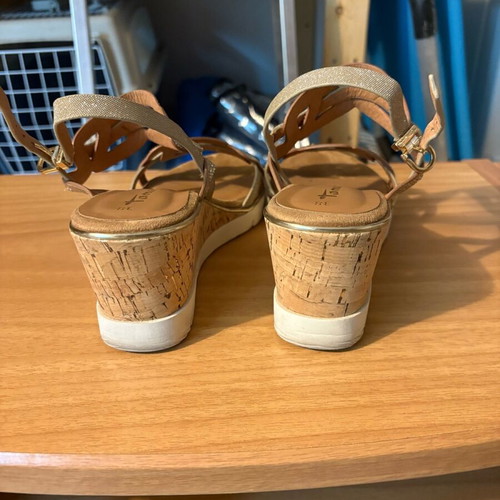 Tamaris sandals size 38 beige like new