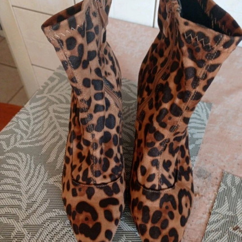 Silia D suede ankle boots like new, size 39, brown