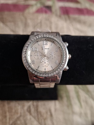 Wristwatch new with silver bracelet, 35mm diameter