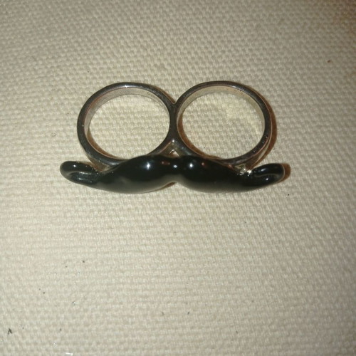 Double moustache ring