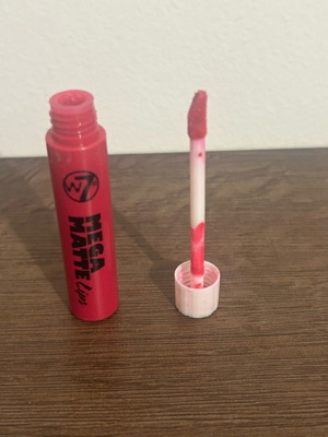 Lipgloss matte w7 fuchsia with broken cap, like new