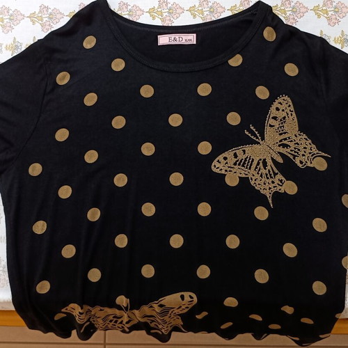 Black oversized t-shirt with gold/beige polka dots and butterflies like new