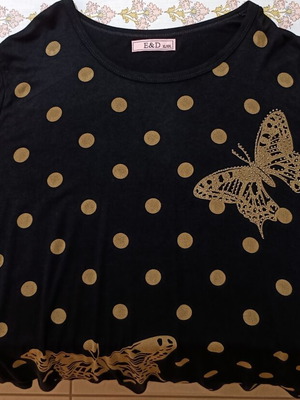 Black oversized t-shirt with gold/beige polka dots and butterflies like new
