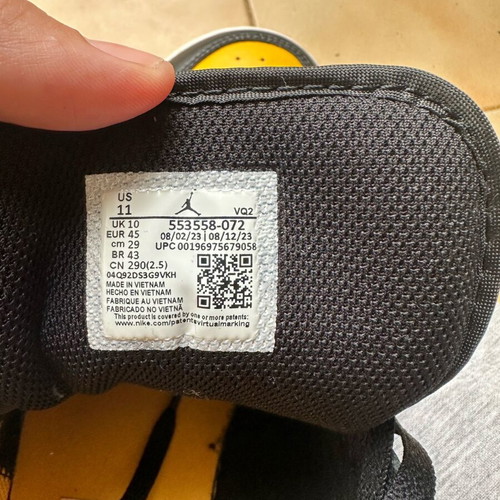 Air Jordan 1 Low black/yellow like new, size 45