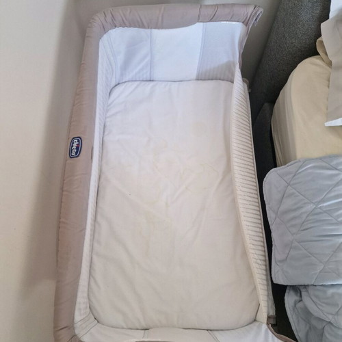 Chicco baby cot like new, neutral color