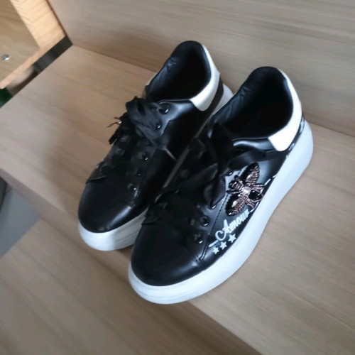 Women's athletic shoes size 39 like new, black and white
