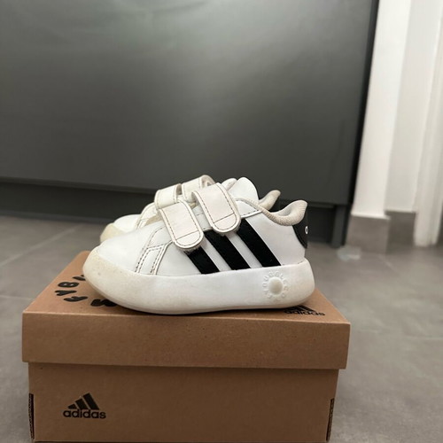 Adidas kids sneaker used in good condition